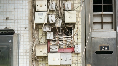 安装在白墙上的各种电源开关